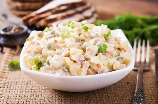 Историк Асташкин рассказал, почему оливье стало символом Нового года