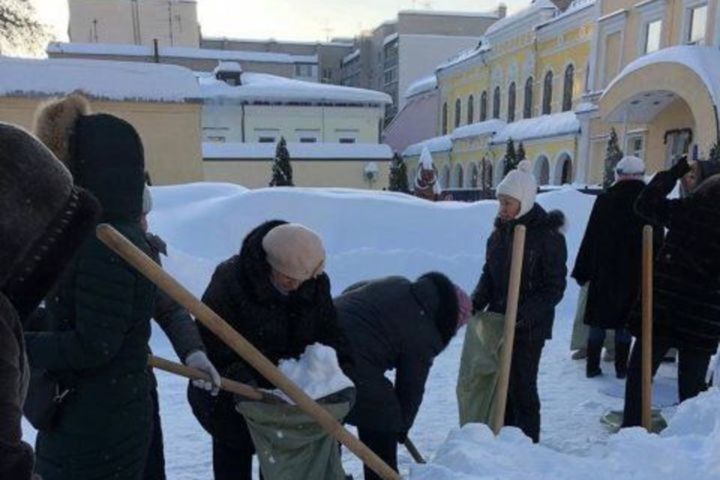 В мэрии объяснили, почему саратовские учителя убирали снег в мешки