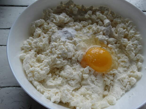 Мои фирменные пирожки, как беляши. Но тесто лучше. Кажется, что мясная начинка укутана в запечённом сырерожки. Тесто такое, что кажется, что мясная начинка укутана в запечённом сыре