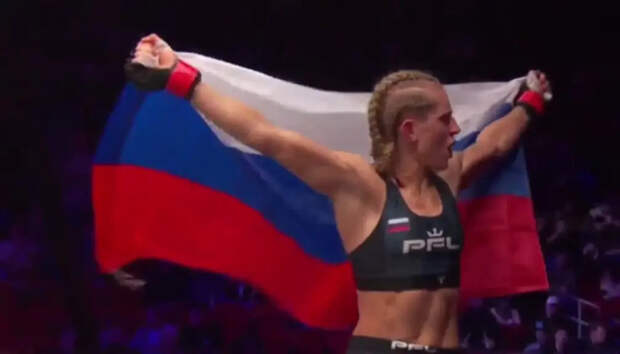 Русская боец ММА Постарнакова показала флаг России на турнире в США