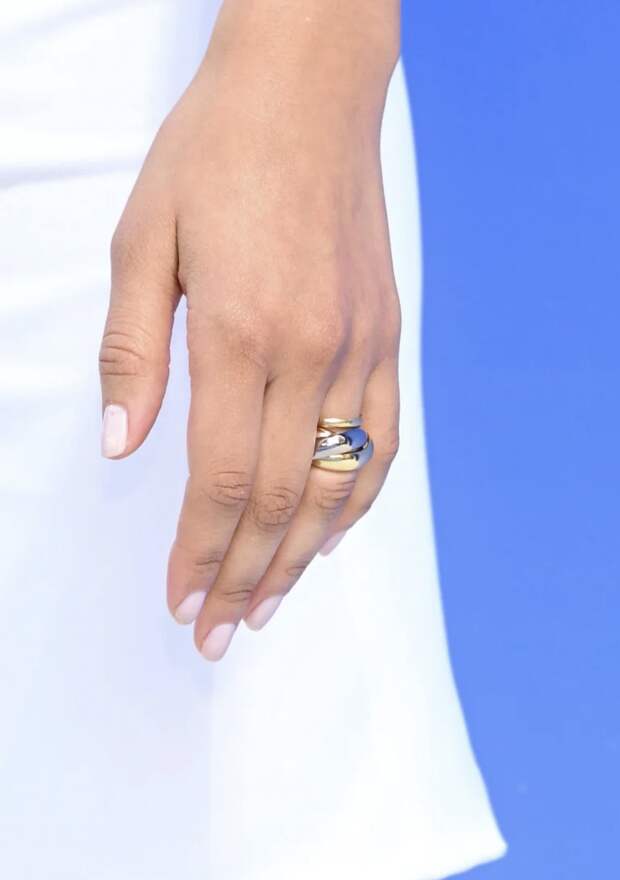 Зендея подтвердила слухи о свадьбе с Томом Холландом, показав обручальное кольцо