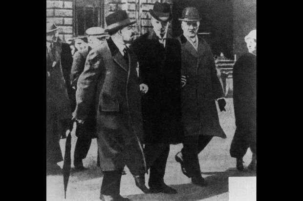 В.И.Ленин на Центральном вокзале в Стокгольме по пути из Швейцарии в Россию. 31 марта 1917 года.