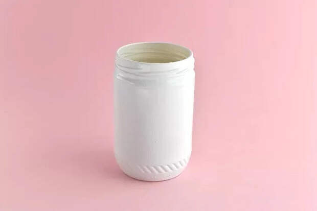 Простые банки и стаканы превращаются в декор: 3 способа покрасить стеклянные предметы