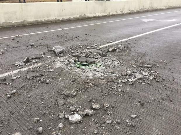 Женщине повезло остаться в живых после того, как куски эстакады упали на ее автомобиль авария, грузовик, дтп, мост