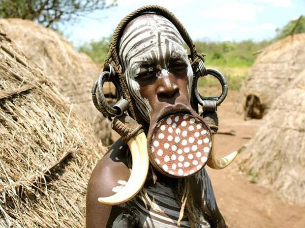 Женщина африканского племени мурси со специальным украшением – губной пластиной.