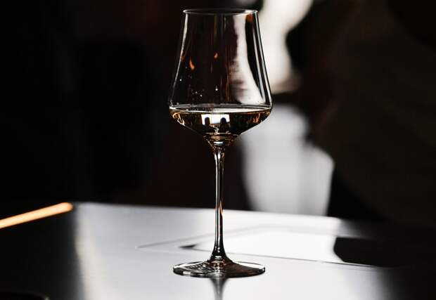 Профессор призвал не демонизировать бокал вина во время еды