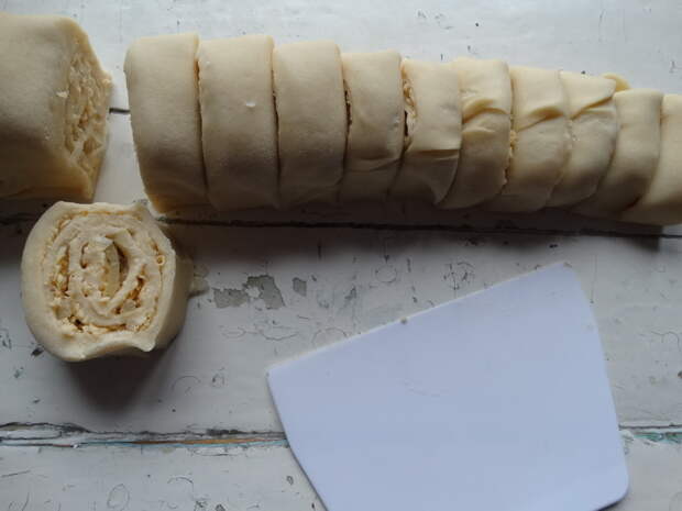 Так по-домашнему. Потрясающе вкусные пирожки с луком и чесноком. Пористые и ароматные
