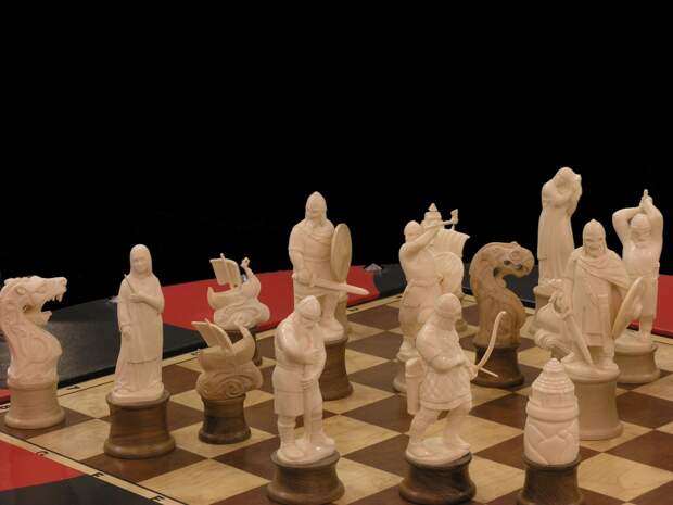 Роскошные эксклюзивные шахматы от чемпиона Анатолия Карпова, который посвятил игре 50 лет