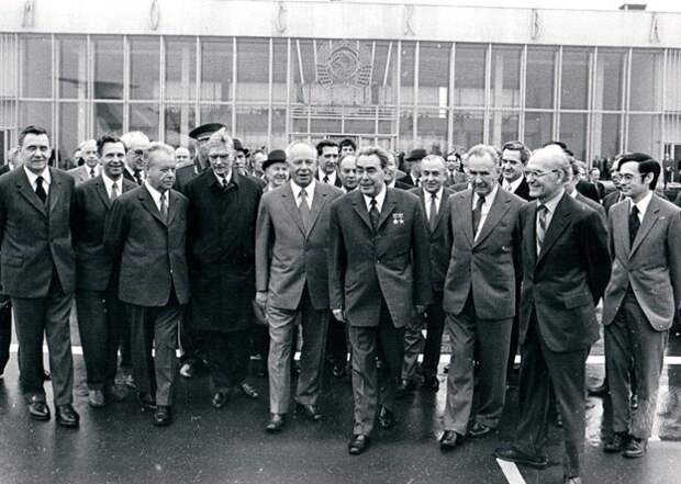 Аэропорт Внуково-2: проводы Брежнева в США. 16 июня 1973 г. Брежнев, Суслов, Подгорный, Косыгин, Громыко, Андропов, Цвигун и другие официальные лица. Фото из открытого доступа
