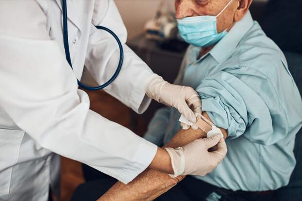 Пожилые жители Удмуртии смогут привиться от коронавируса вакциной «Спутник лайт»