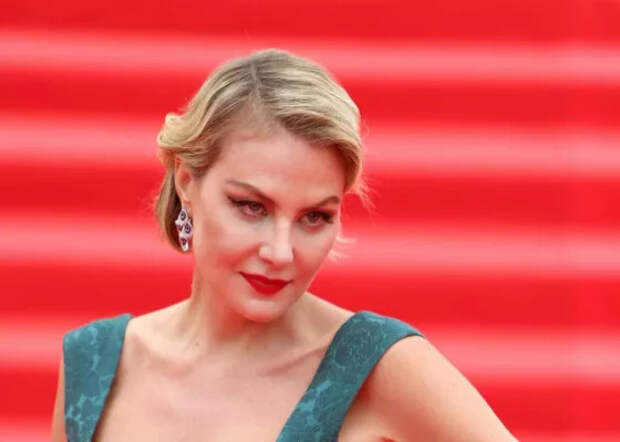 Представшая в роскошном платье Литвинова восхитила фанатов ключицами