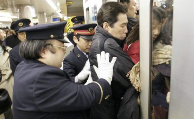 Осторожно, двери закрываются, или Как в японском метро людей в вагоны запихивают