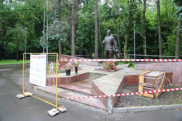 Толстой призвал восстановить памятник воину-освободителю после обращения ветерана. фото: Александр Чикин