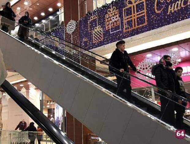 Саратовцев призвали ограничить досуг подростков в торговых центрах