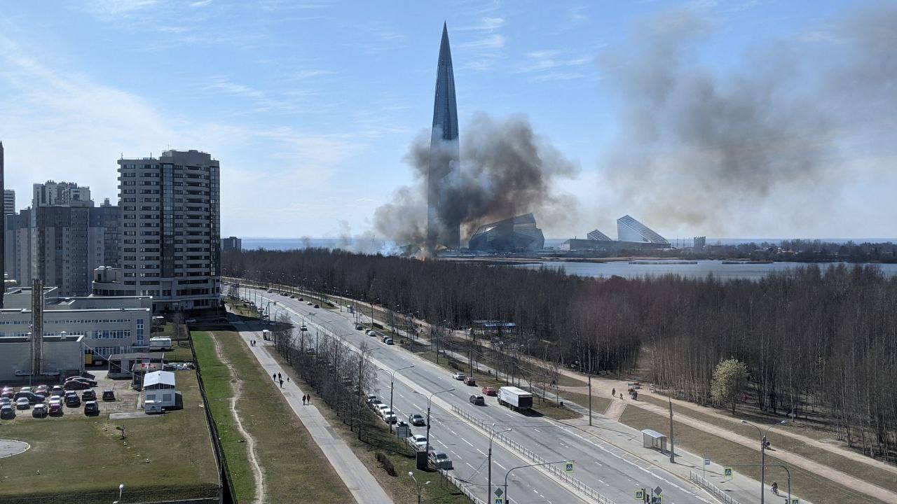 Рядом с «Лахта Центром» горит камыш, сообщают очевидцы. Дым видно из парка 300-летия
