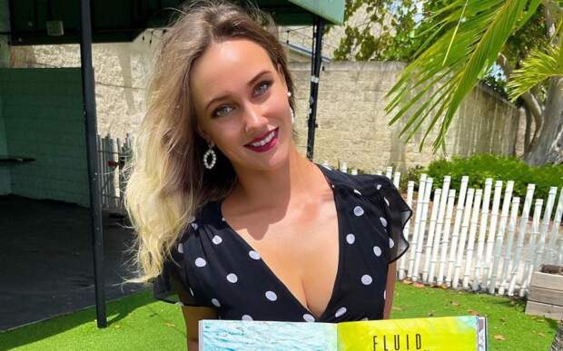 Российская синхронистка повторила под водой танец из сериала «Уэнсдэй»