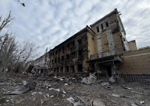 На заглавном фото: Медицинское учреждение в ДНР после обстрела со стороны Украины.