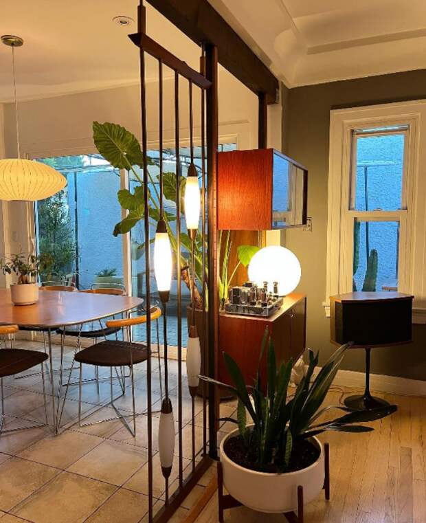 Еще один пример, когда ящики-полки крепятся на "струны".