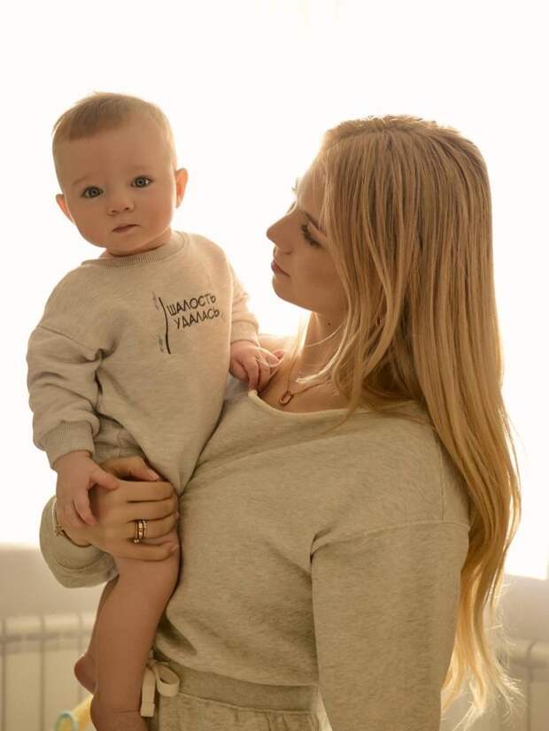 Александра Трусова показала свежие фото с 8-месячным сыном и рассказала о его успехах