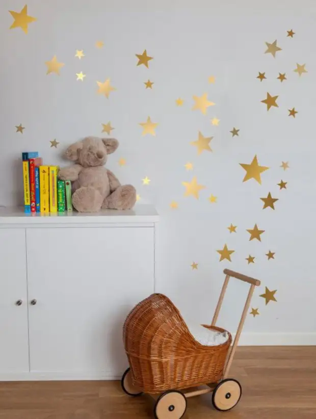 Наклейки подойдут и для детской комнаты, к декорированию можно привлечь маленького хозяина комнаты