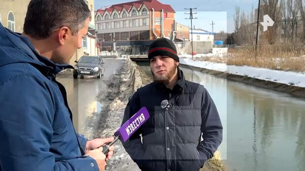 Сделали лестницу из рук: спасший мать с ребенком из тонущего авто - об инциденте