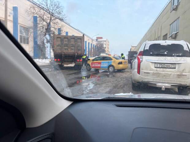 На улице Мосина в Туле произошло ДТП с грузовиком и такси