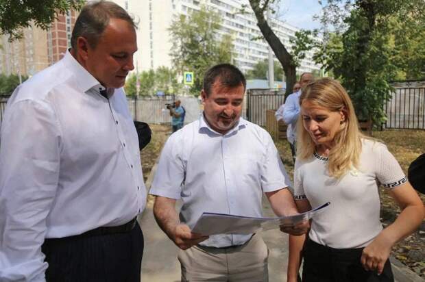 Петр Толстой проверил ход благоустройства сквера им. Судакова в Люблине