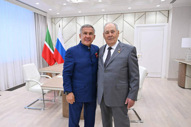 «Дәвер кешесе» - Рөстәм Миңнеханов Минтимер Шәймиевны туган көне белән котлады