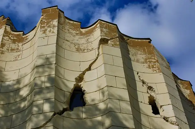 Колонна была тщательно отреставрирована. Колонна была тщательно отреставрирована.