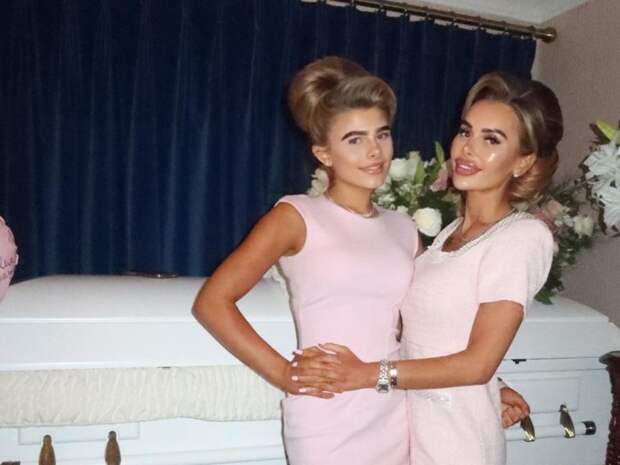 Блогерша Софи-Мэй Диксон снялась с улыбкой на фоне гроба дочери