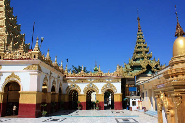 Храм Будды Махамуни в Мандалае — важное место для буддистов со всего света. 