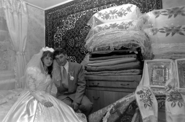 Молодые на фоне приданого. Фото времен СССР.