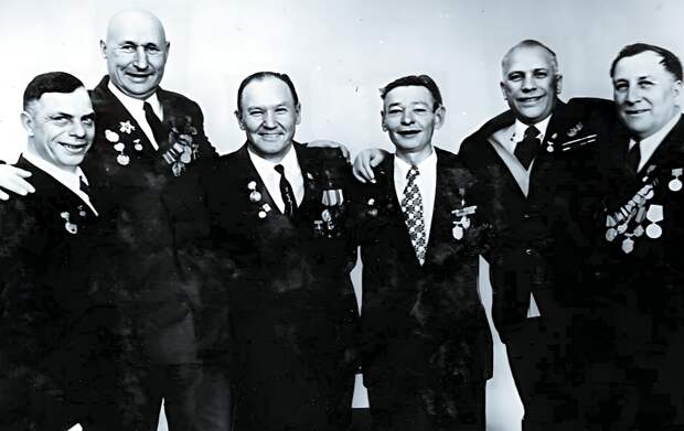 Шестеро выживших героев.