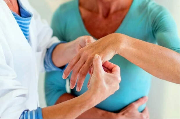 Врач назвал способ самопроверки на артрит за минуту