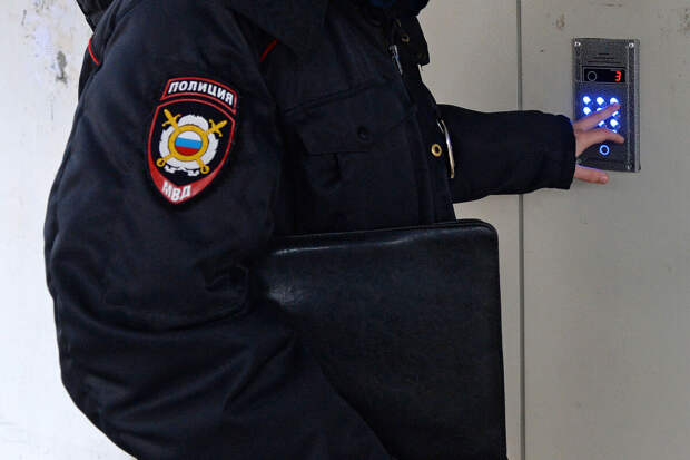 В Тульской области мужчина ограбил женщину, выдывая себя за полицейского