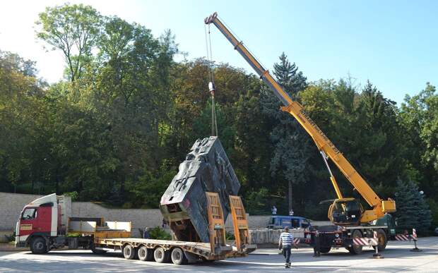 Польша уничтожила большинство памятников советским воинам, заявил Ордаш