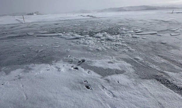 Опубликованы кадры с места провала УАЗа с туристами под лёд Байкала