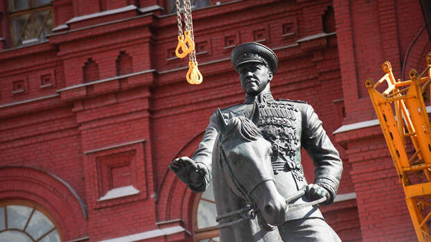 Mash: двух женщин задержали за надпись "ГУР" на памятнике Жукову в Москве