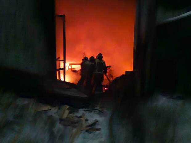 В ярославском автосервисе в ночном пожаре сгорели 11 машин