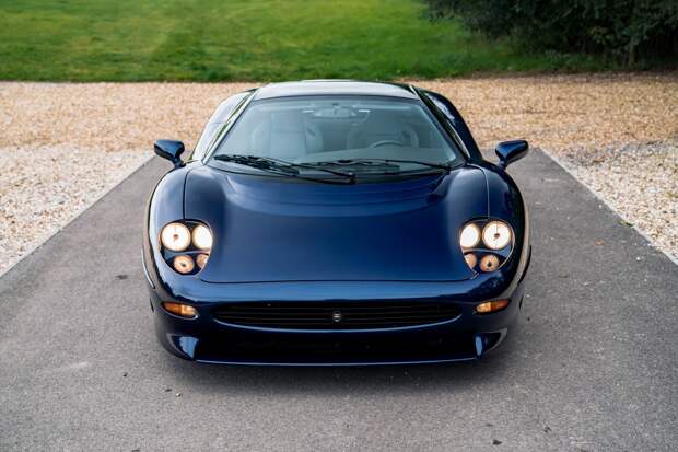 Один из самых красивых автомобилей Jaguar XJ220 1993 года