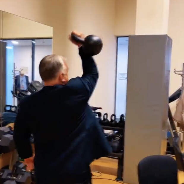 Занятия с гирей в деловом костюме главы европейской страны показали на видео