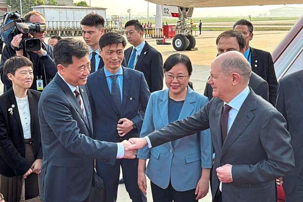 Как думаете - чью руку трясет  канцлер Германии Олаф Шольц? "Важный месседж,-  пишет под снимком Reuters. - Шольц пожимает руку послу Китая в Германии Ву Кену.