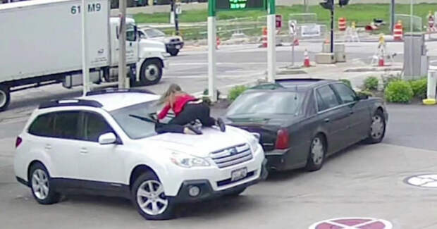 Женщина спасла машину от угона, запрыгнув на ее капот авто, видео, угон