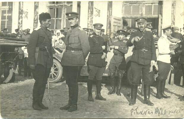 Булак-Балахович (крайний слева) в Пскове с командующим эстонской армией Йоханом Лайдонером. Фото 31 мая 1919 года