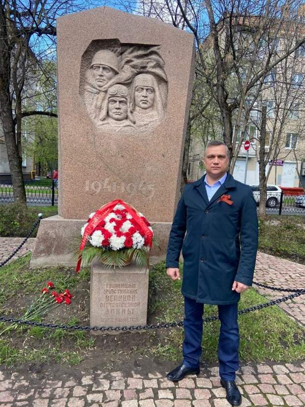 Дмитрий Захаров у памятника в Сходненском сквере. Фото: управа района Южное Тушино