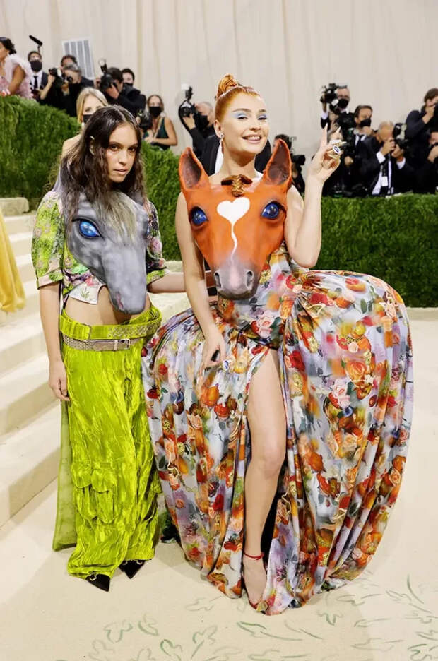знаменитости на met gala 2021 фотографии хиллари теймур и ким петрас на met gala