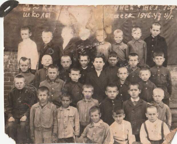 2-й класс средней школы г. Новочеркасска, 1946-47 учебный год. Папа в верхнем ряду первый справа. Прислала «Irina».jpg 2-й класс средней школы г. Новочеркасска, 1946-47 учебный год. Папа в верхнем ряду первый справа. Прислала «Irina».jpg