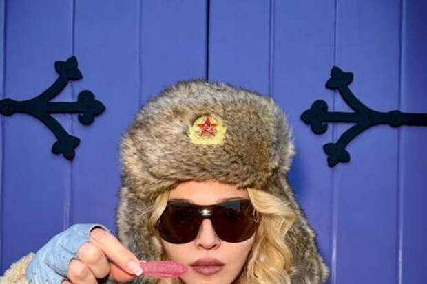 Певица Мадонна пришла на фестиваль подруги в ушанке, стилизованной под советскую