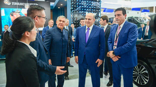 Михаил Мишустин и Рустам Минниханов посетили стенд Татарстана на выставке ИННОПРОМ