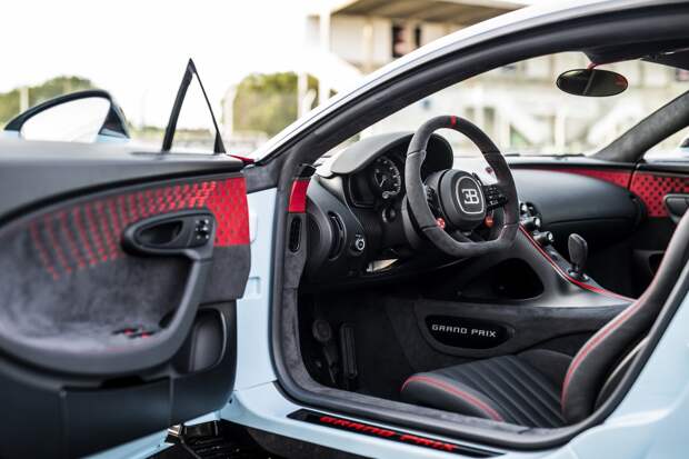 Спецверсия гиперкара Bugatti Chiron Pur Sport Grand Prix